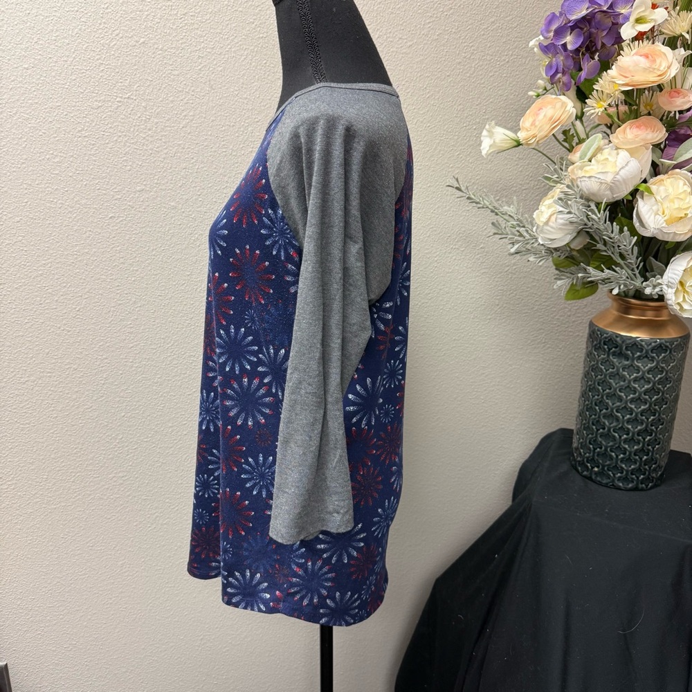 LuLaRoe Medium 3/4 Sleeve Raglan Tee Red White Blue Stars - Picture 2 of 7